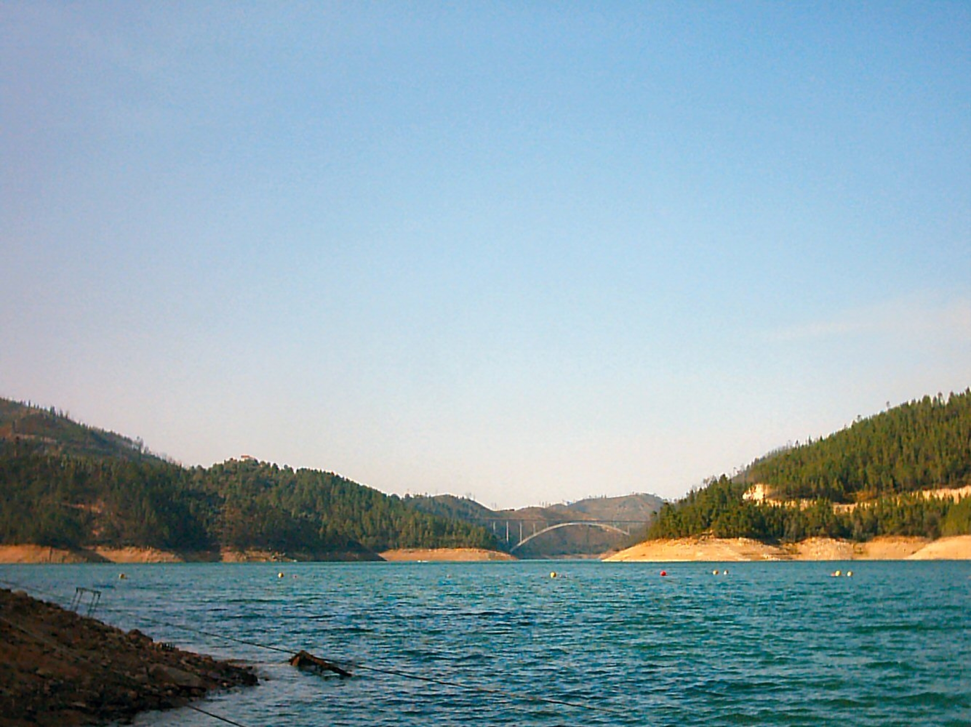 LAGO AZUL EN BARCO POR EL RÍO ZÉZERE
